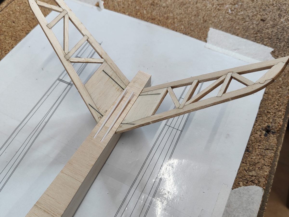 V-Leitwerk aus Balsa in die Spanten gesteckt
