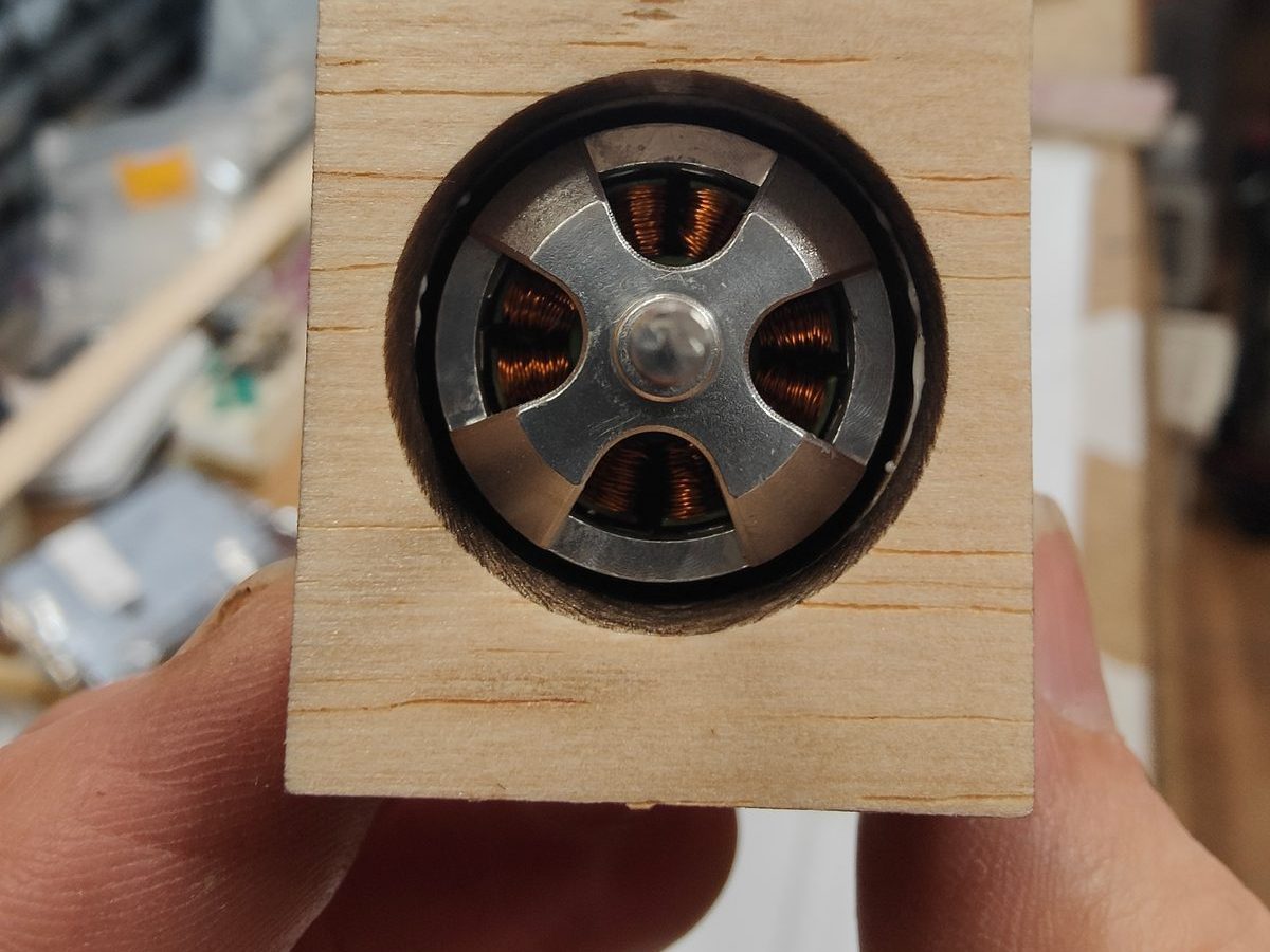Brushless-Motor im Motorspant, von vorne gesehen