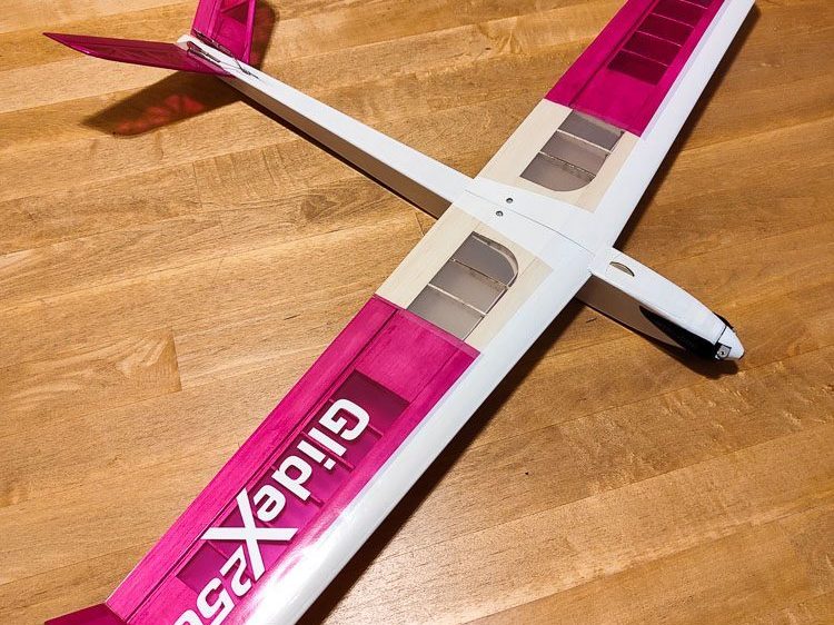 Fertig bespannter GlideX 250 in Pink und Weiß