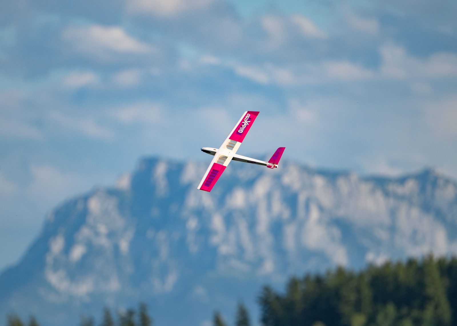 GlideX 250 im Flug vor einem Bergmassiv