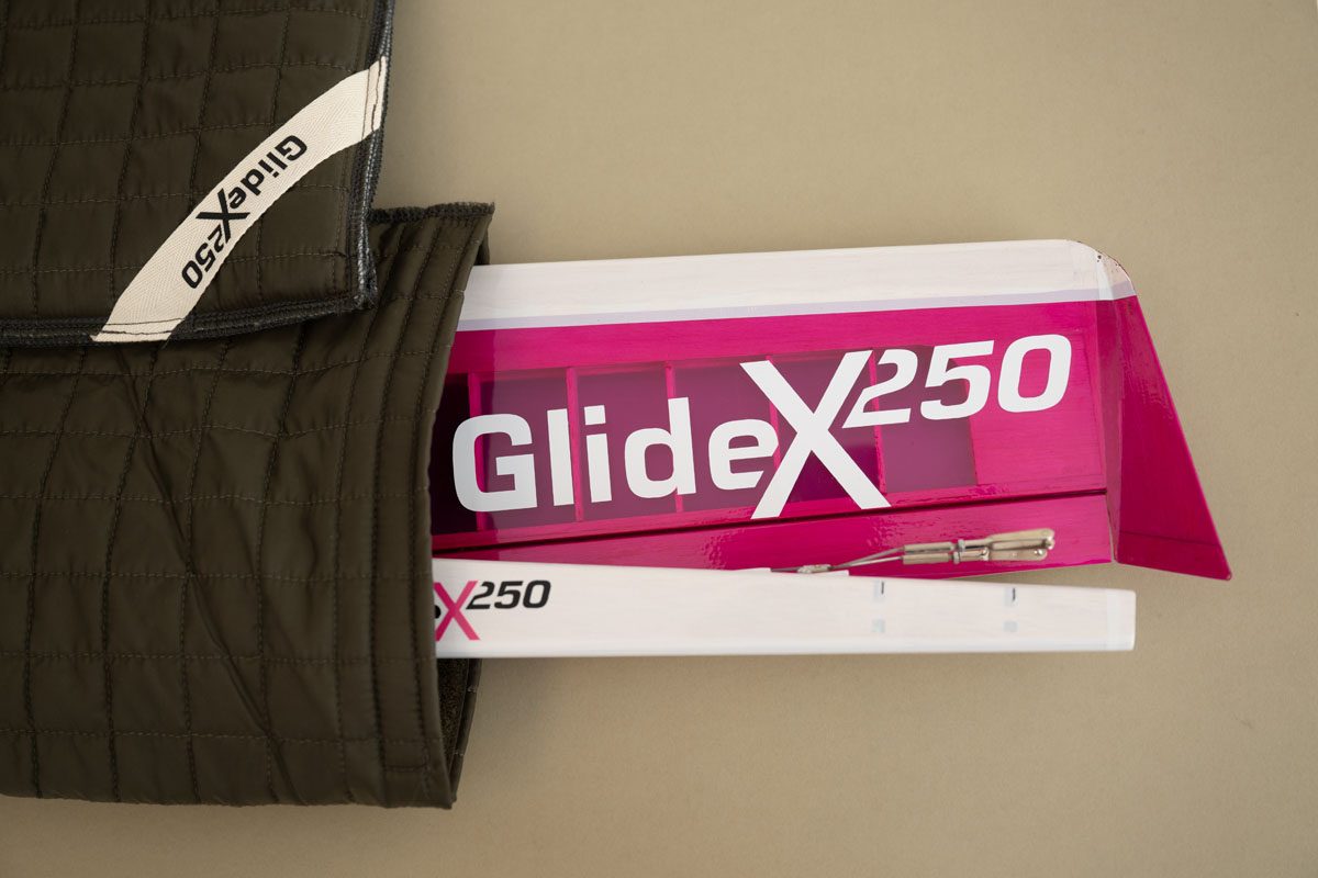 GlideX 250 wird in die gesteppte Schutztasche gesteckt