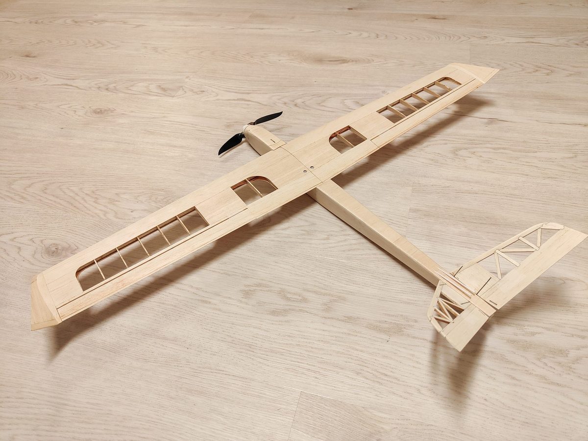 Fertiger Rohbau des GlideX 250 aus Balsa und Sperrholz